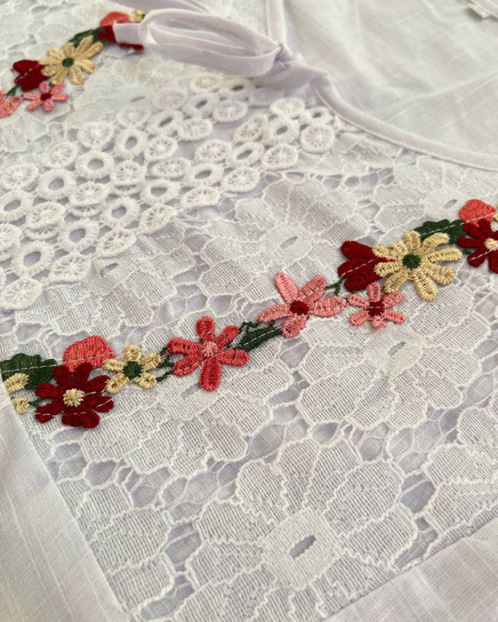 Ensfarvet blondebluse