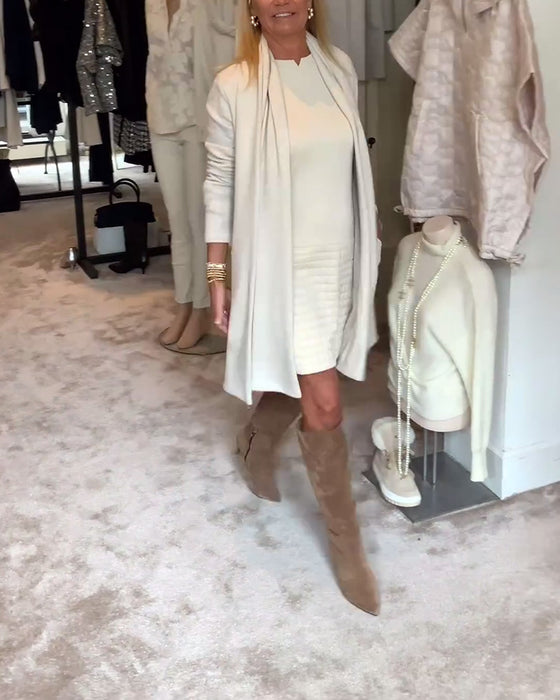 Enkel ensfarvet elegant sweaterkjole