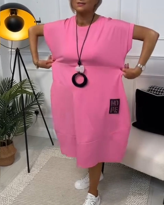 Sort kortærmet kjole med 'HOPE' motiv