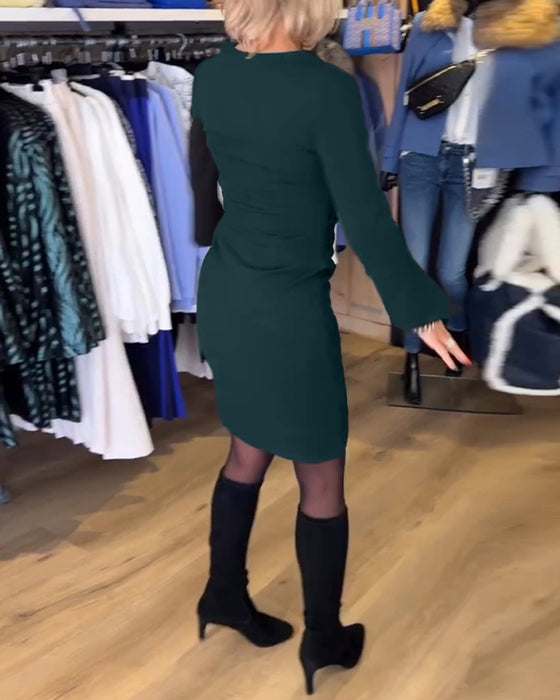 Kjole med V udskæring og vide ærmer