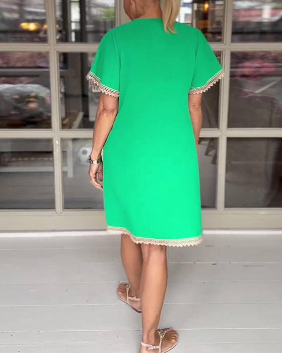 Elegant kjole med blondepaneler og V-udskæring