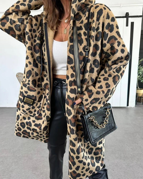 Afslappet frakke med hætte og leopardprint