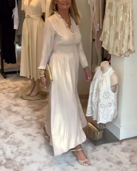 Lang kjole med blondekrave med knappet talje