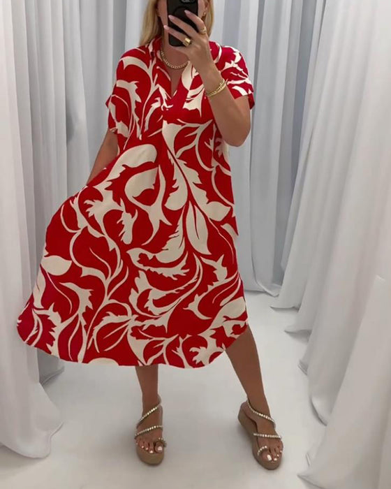 Afslappet kjole med slids og kontrasterende print