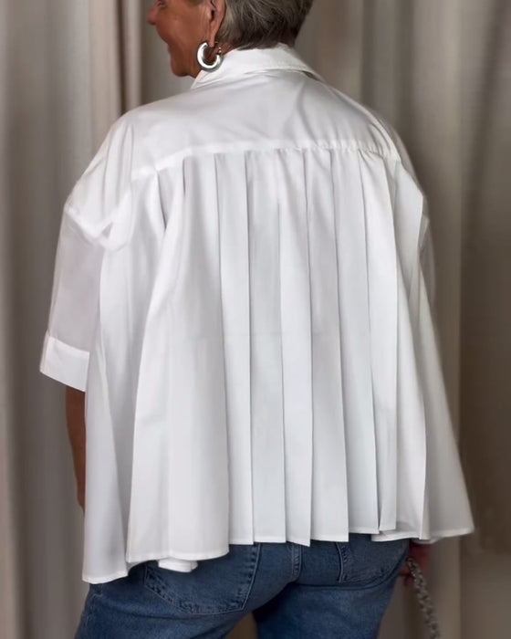 Hvid kortærmet skjorte med plisseret ryg