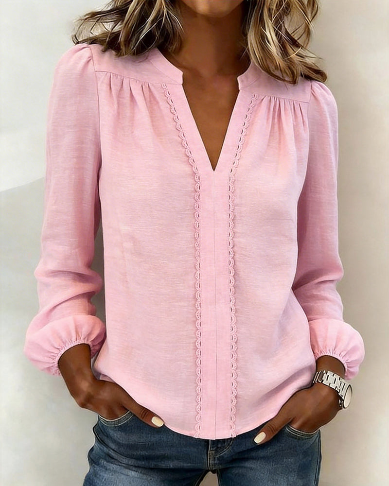 Ensfarvet Top Med V-Hals Og Patchwork-Detalje