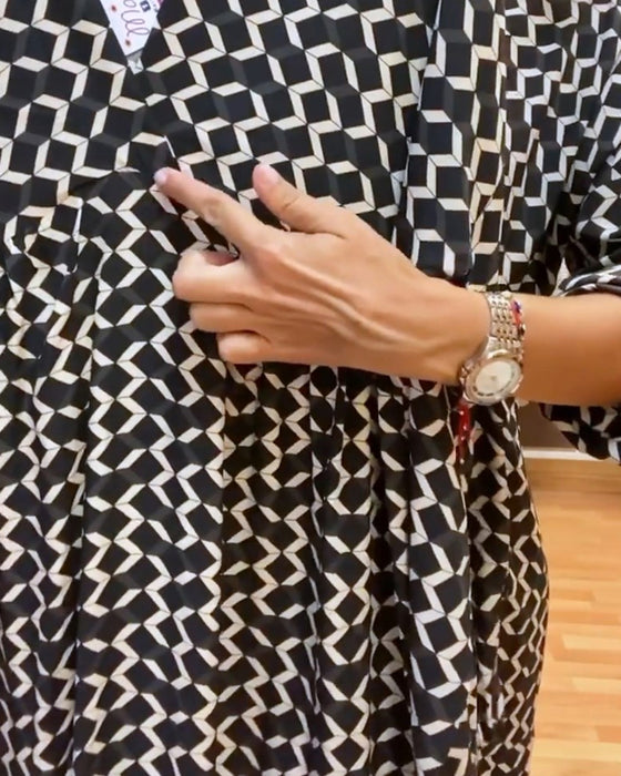 Casual kjole med geometrisk print og  V-udskæring