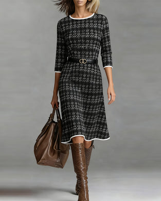 Kjole Med Rund Halsudskæring Og Chanel-Stil