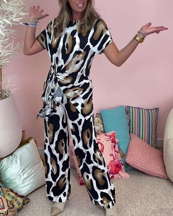 Todelt sæt i afslappet pasform | Top og bukser med leopardprint