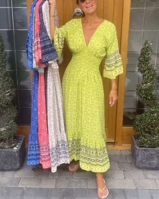 Kjole med dyb v-udskæring