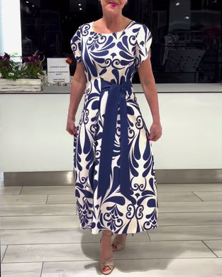 Elegant kortærmet kjole med print og taljebånd