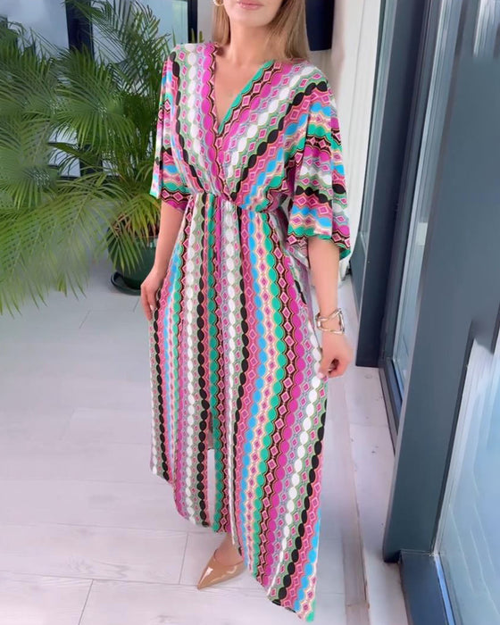Farverigt mønstret kjole med V-hals og trekvarte ærmer