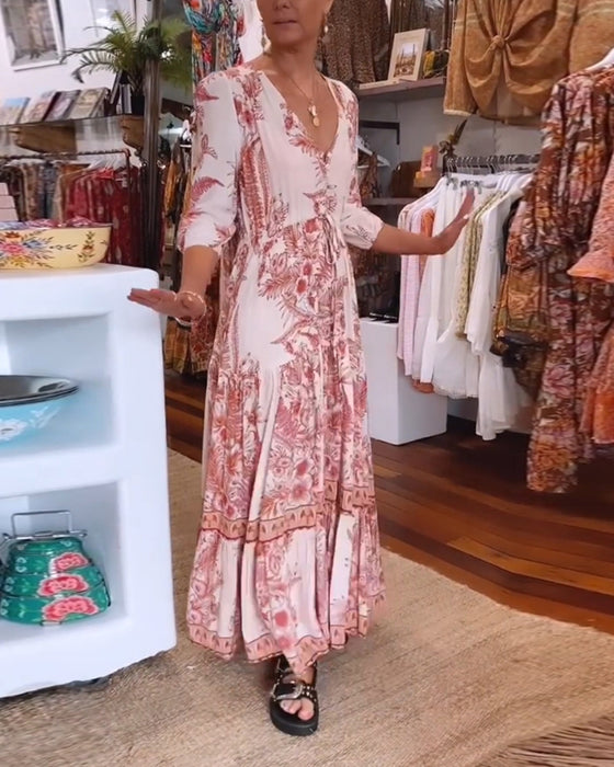 Kjole med trekvarte ærmer og dyb V-udskæring