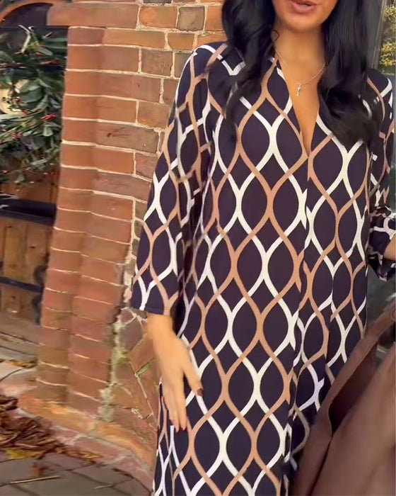 Bølgemønstret kjole med V-udskæring