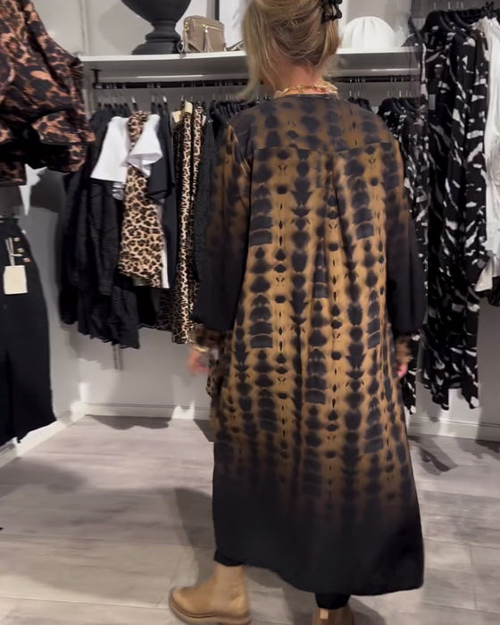 Langærmet retrokjole med V-hals