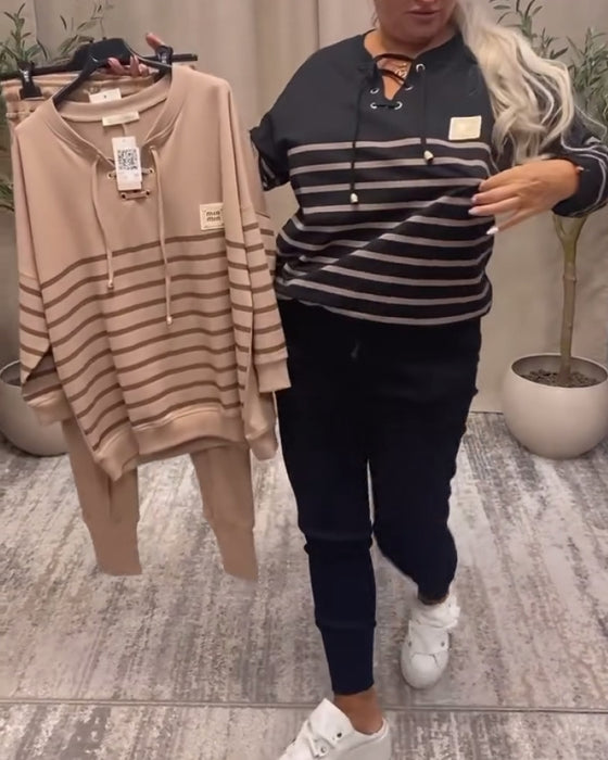 Todelt Sæt Med Afslappet Stribet Sportsbuks Ved Anklen