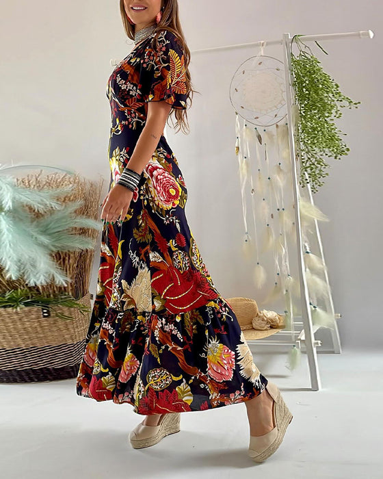 Elegant kortærmet kjole med V-udskæring og print