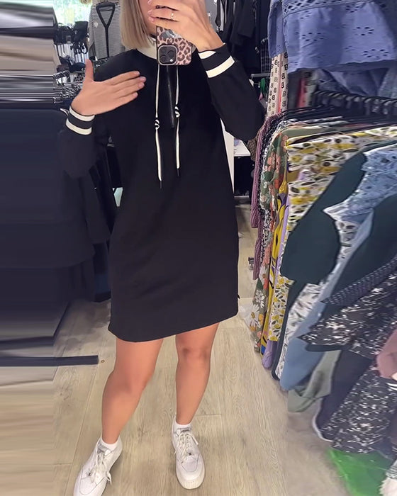 Sort kjole i lige pasform med høj hals