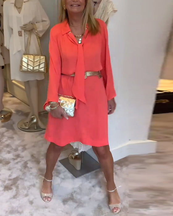 Ensfarvet kjole med bindestrop