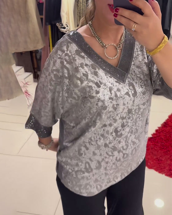 Afslappet bluse med V-udskæring