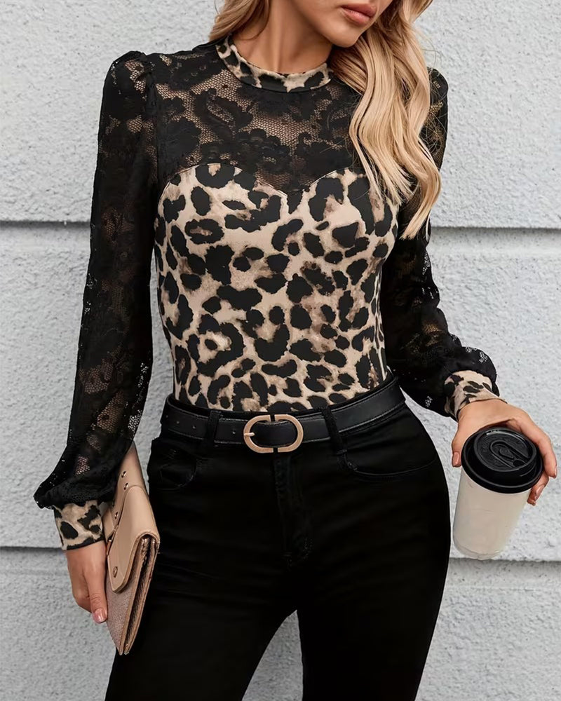 Elegant T-shirt med leopardprint og blondeprint, lange ærmer