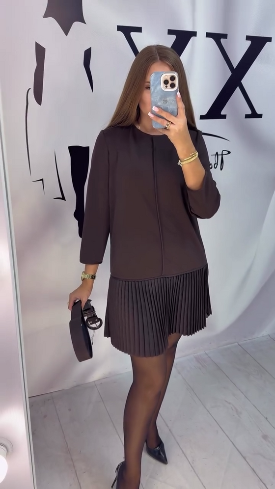 Kjole Med Trekvartærmer Og Harmonikafolder