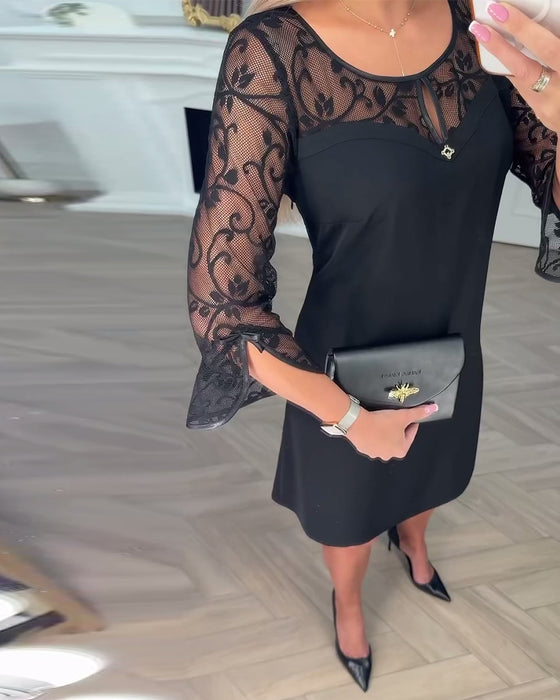 Ensfarvet Langærmet Kjole Med Patchworkdetaljer