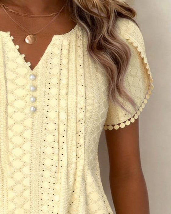 Bluse Med V-Hals Perleknapper Og Blonder