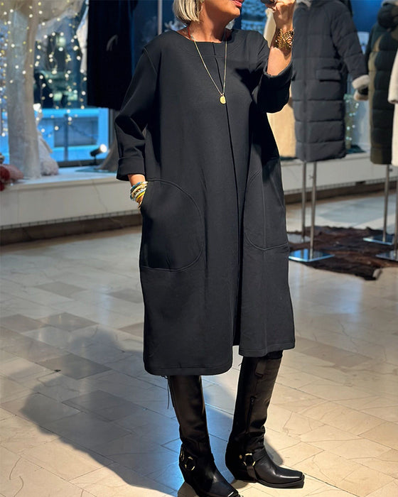 Afslappet sort løs kjole med rund hals og lommer