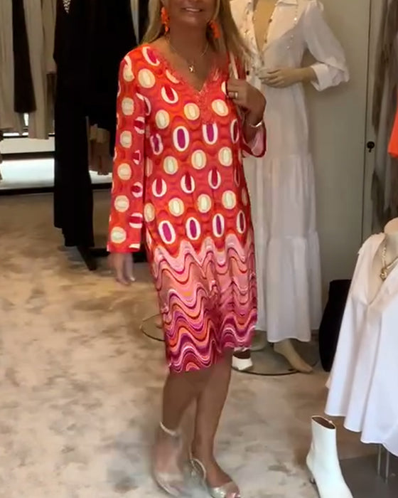 Afslappet løs kjole med print og V-udskæring