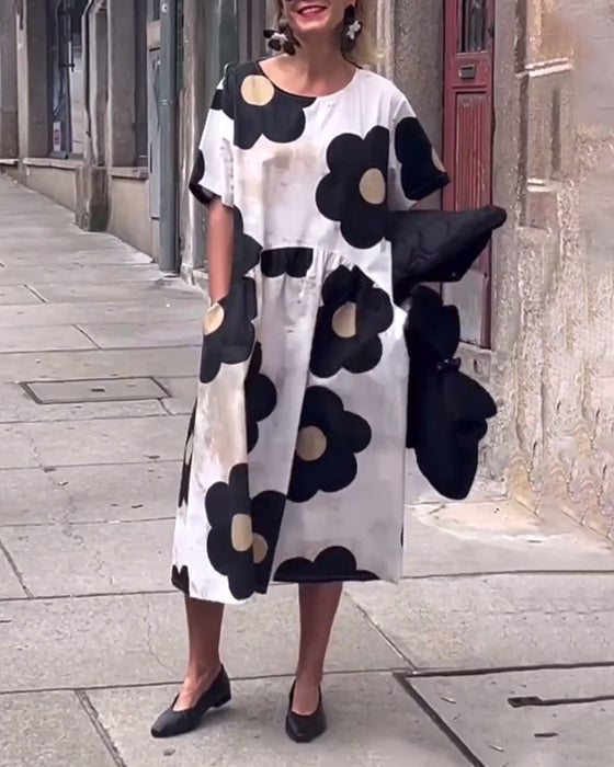 Kjole med store animerede blomstermotiver