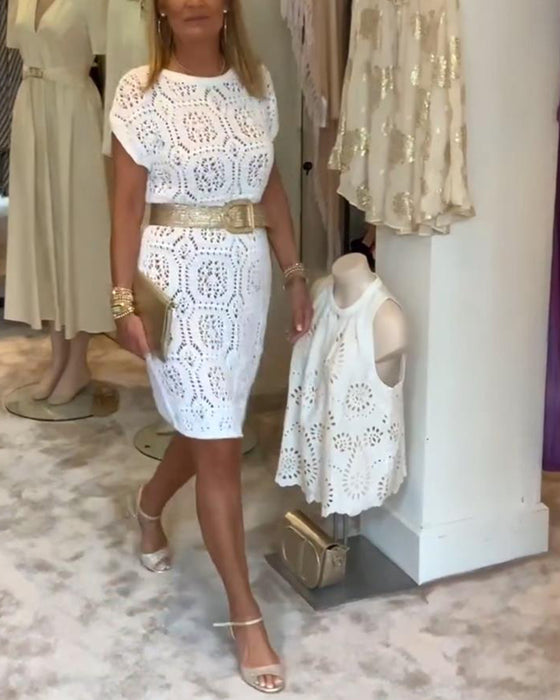 Hvid hulmønstret kjole