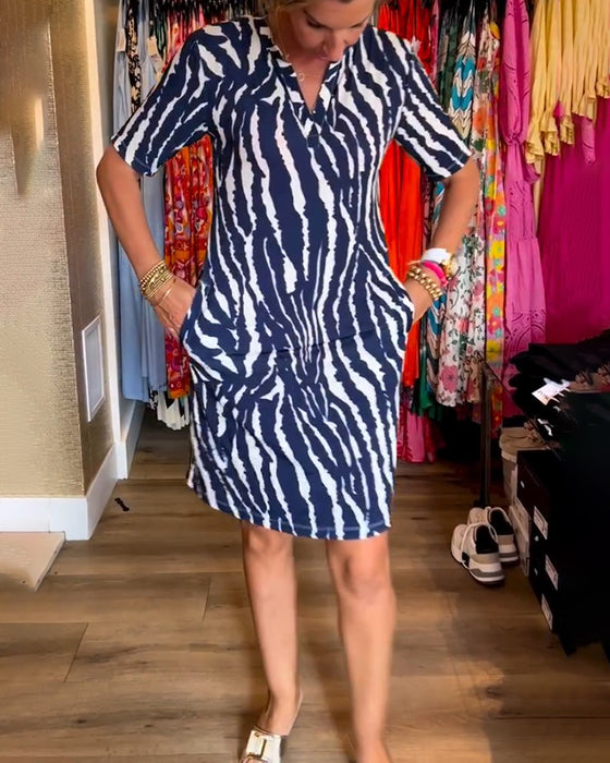 V-hals kjole med zebrastriber