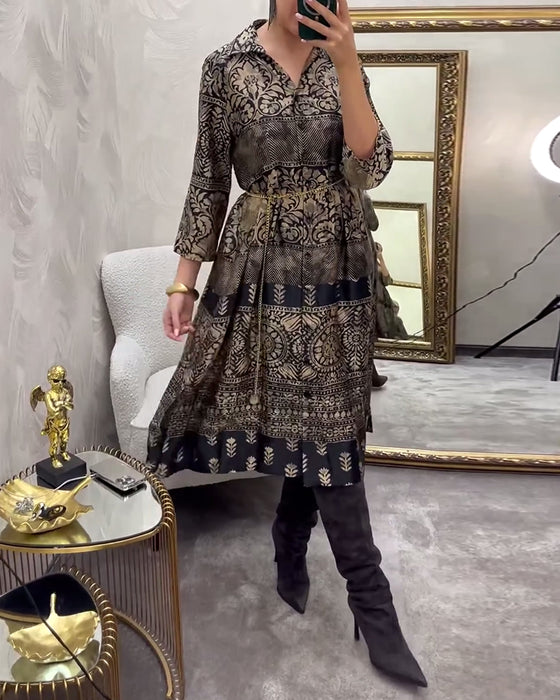 Kjole med afslappet print og knapper i lommer