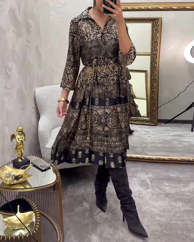 Kjole med afslappet print og knapper i lommer