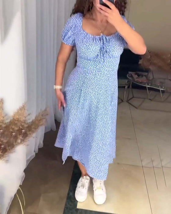 Afslappet blomsterkjole med slids