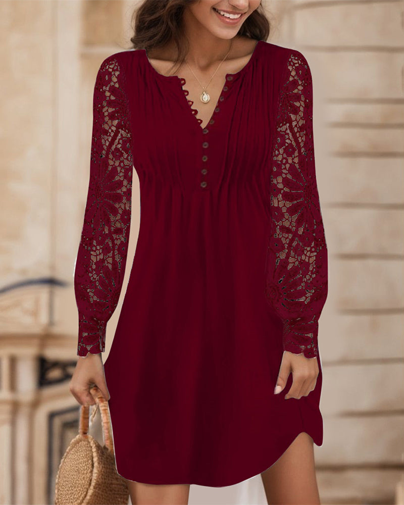 Ensfarvet Kjole Med Plisseret Og Patchworkdetaljer