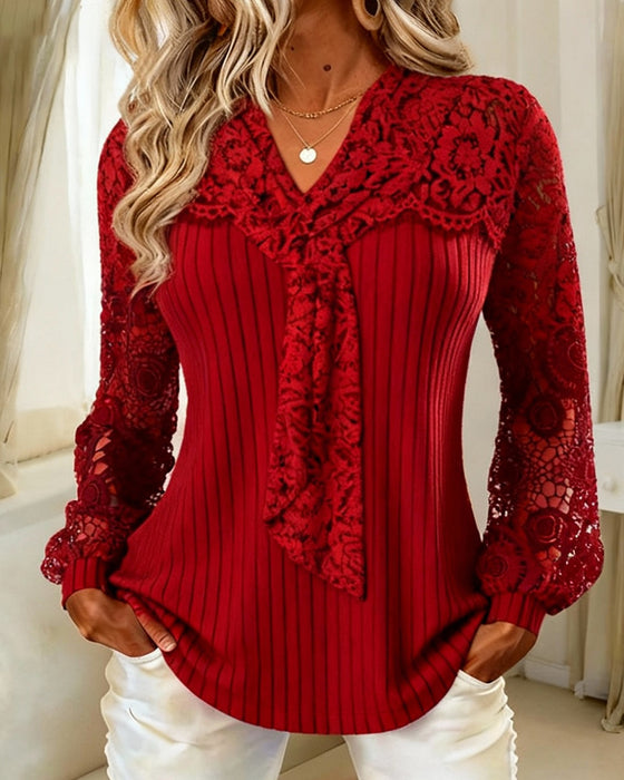 Ensfarvet Bluse Med Butterfly Og Stribet Mønster