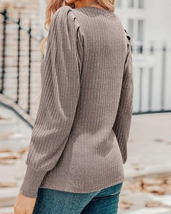 Ensfarvet ribbet top med V-udskæring