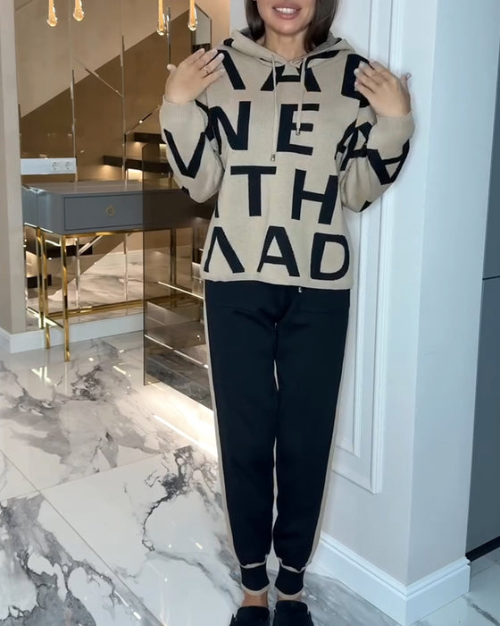 Todelt Sæt Med Hætte Og Bogstavsprint