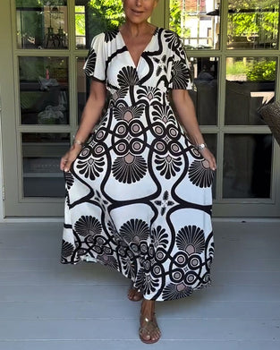 Kortærmet hvid kjole med vintageprint