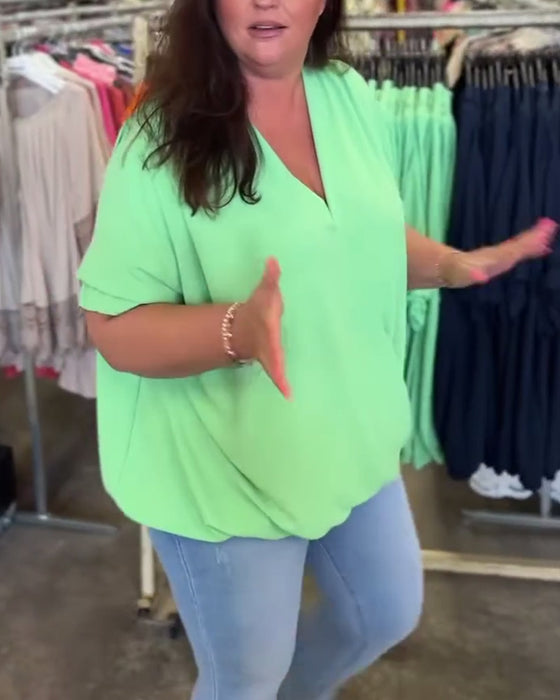 Ensfarvet afslappet bluse med V-hals