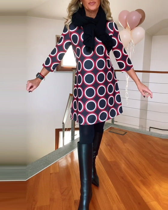 Afslappet kjole med rund hals og cirkelmønster