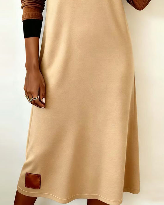 Moderne Kjole Med Hætte Og Kontrastfarver