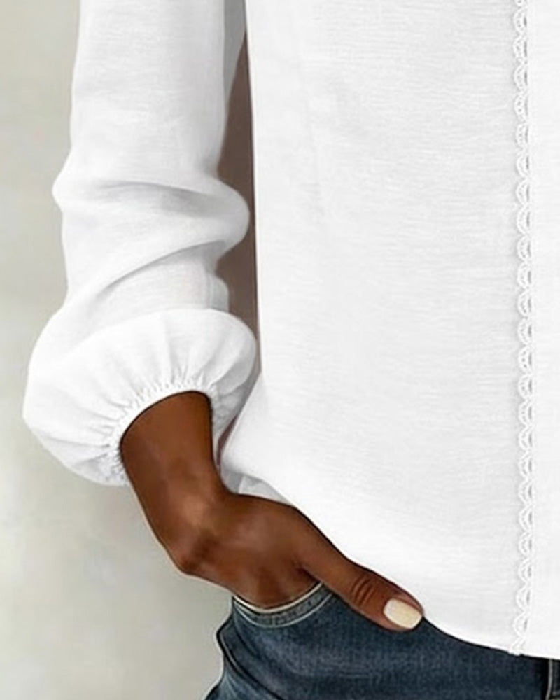 Ensfarvet Top Med V-Hals Og Patchwork-Detalje