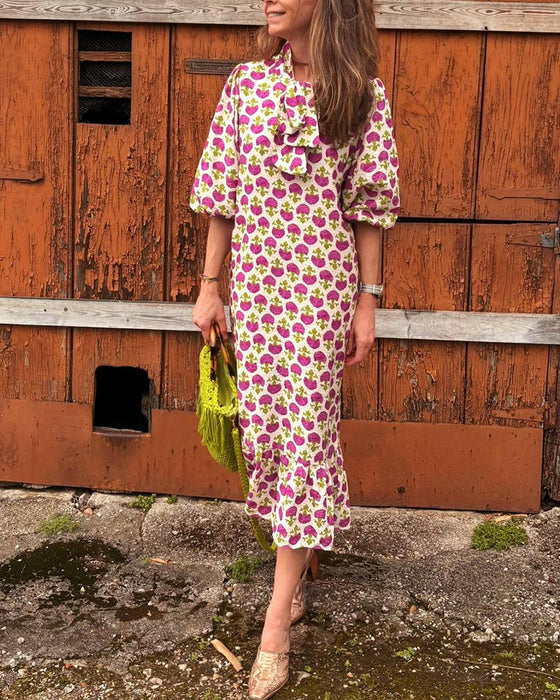 Elegant kjole med båndkrave og print