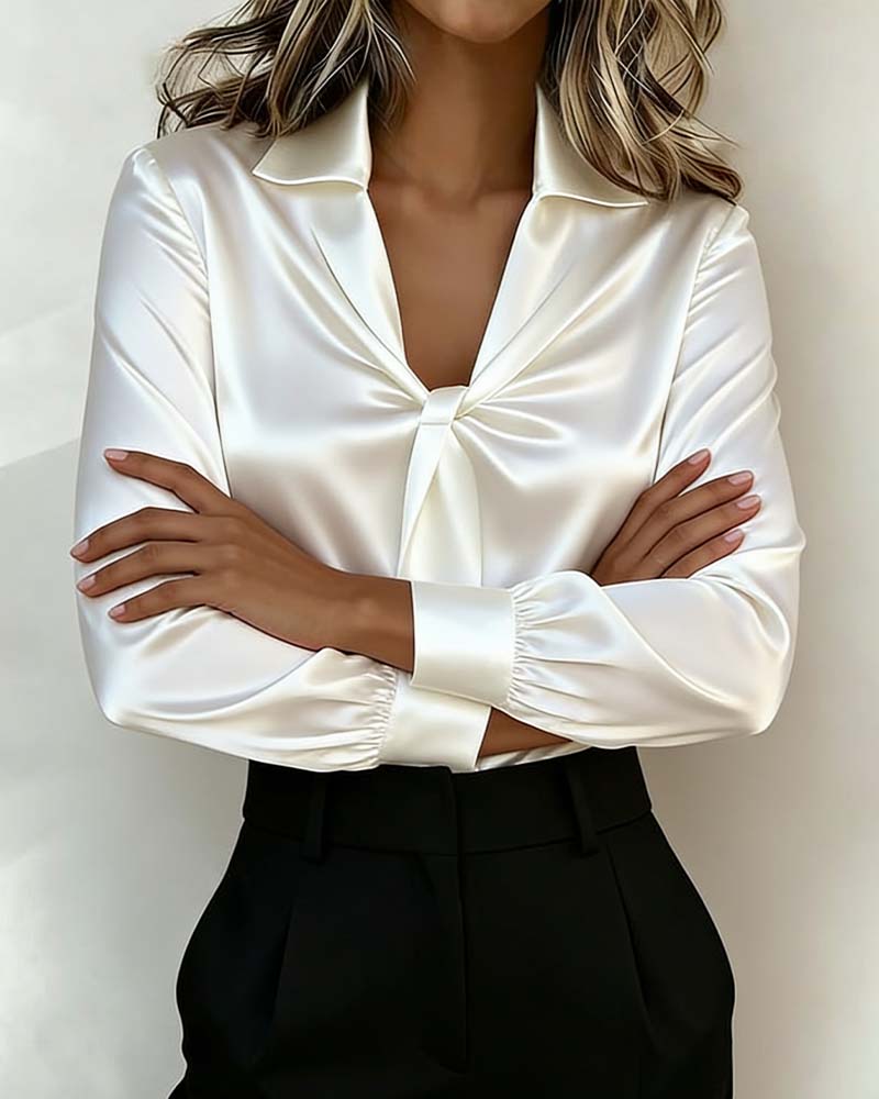 Stilfuld ensfarvet bluse med V-hals