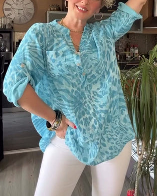 Lyseblå bluse med print