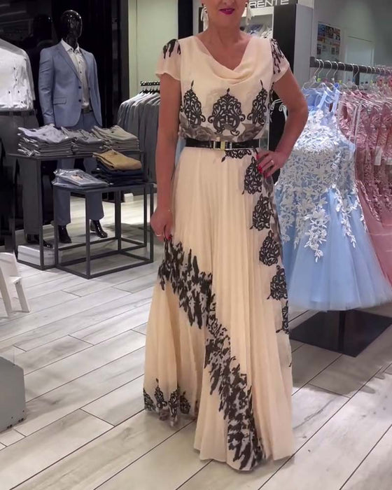 Elegant plisseret kjole med vintageprint