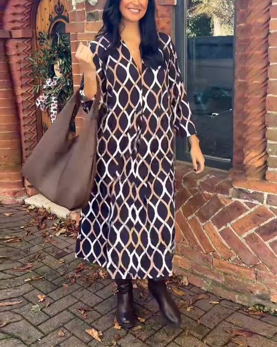 Bølgemønstret kjole med V-udskæring